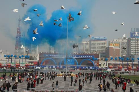 调整大小 蓝光行动：兰州市东方红广场上空升起中国地图形状的蓝色火焰.jpg